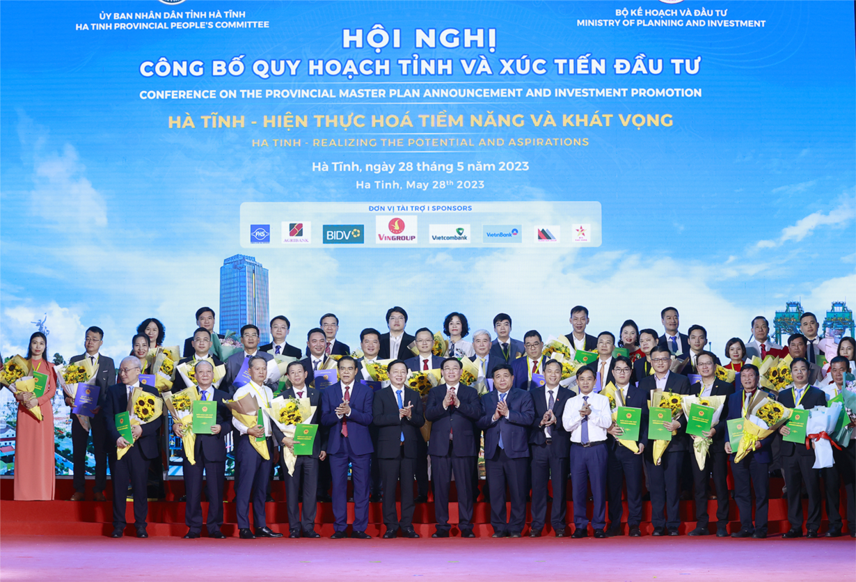 Chủ tịch Quốc hội: Vùng đất “99 ngọn núi Hồng” sẽ biến những thách thức thành khát vọng phát triển (28/5/2023)